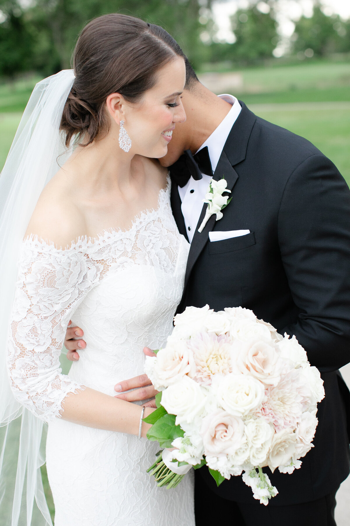 photo of bride and groom at scioto country club in columbus ohio