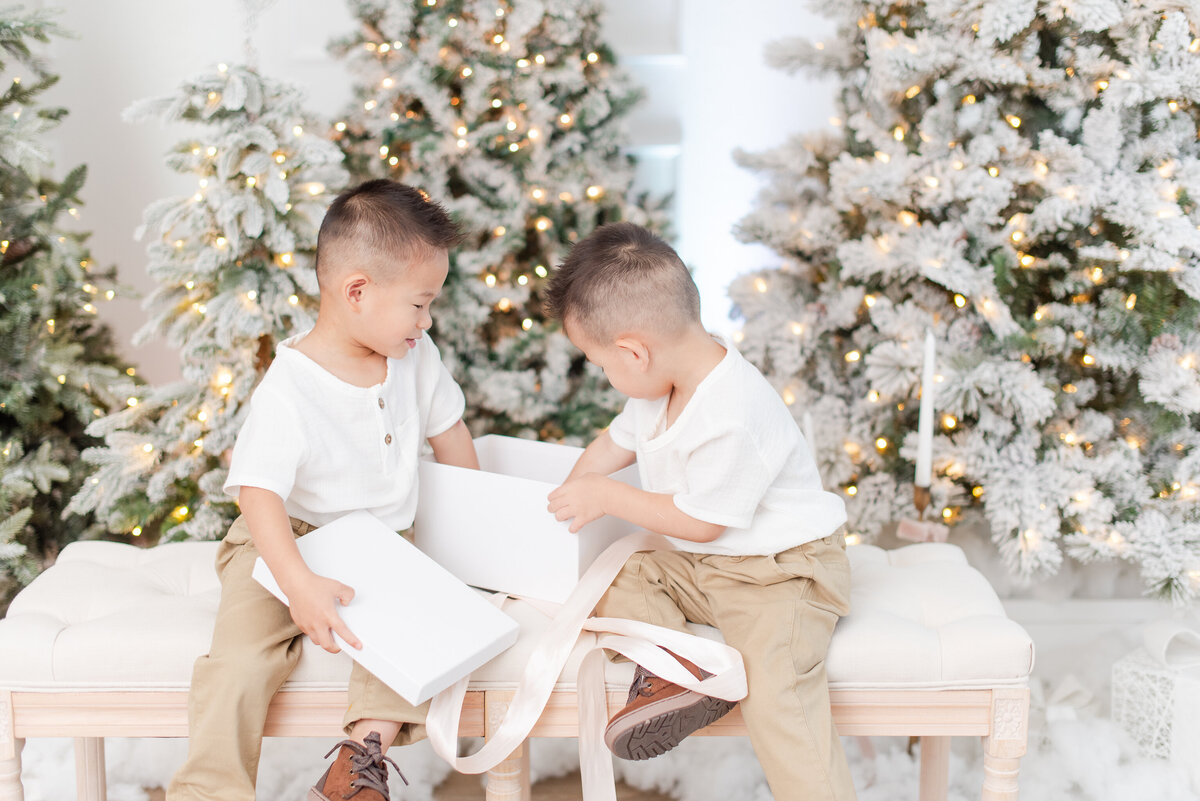 maternity christmas session by Miami Christmas Mini Session Photographer