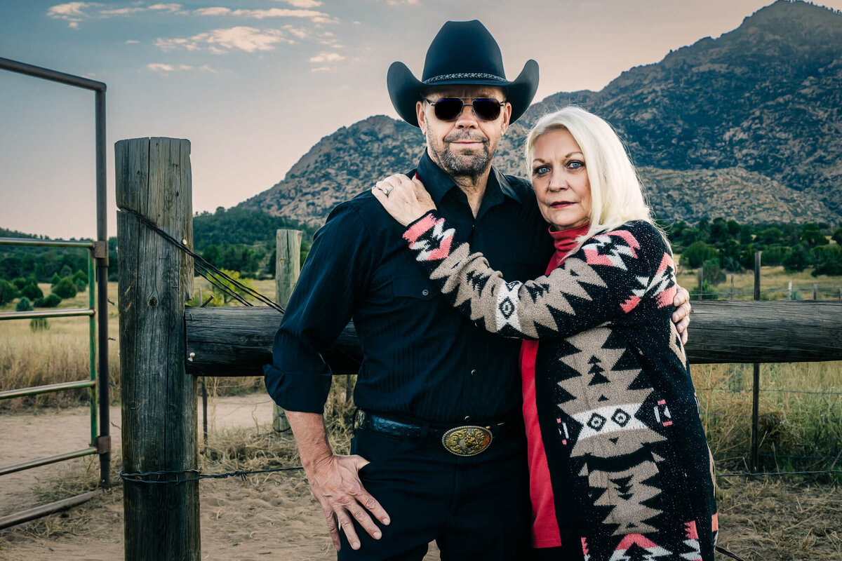 Couple hugs in western themed Prescott family photography session by Melissa Byrne