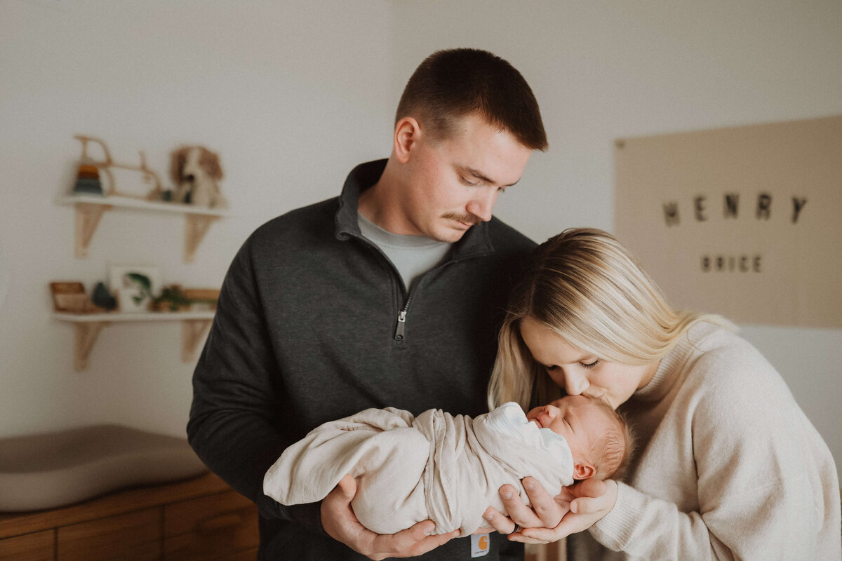 In-home-lifestyle-Newborn-Photography-Des-Moines-Iowa-Morgan-Moon-1181