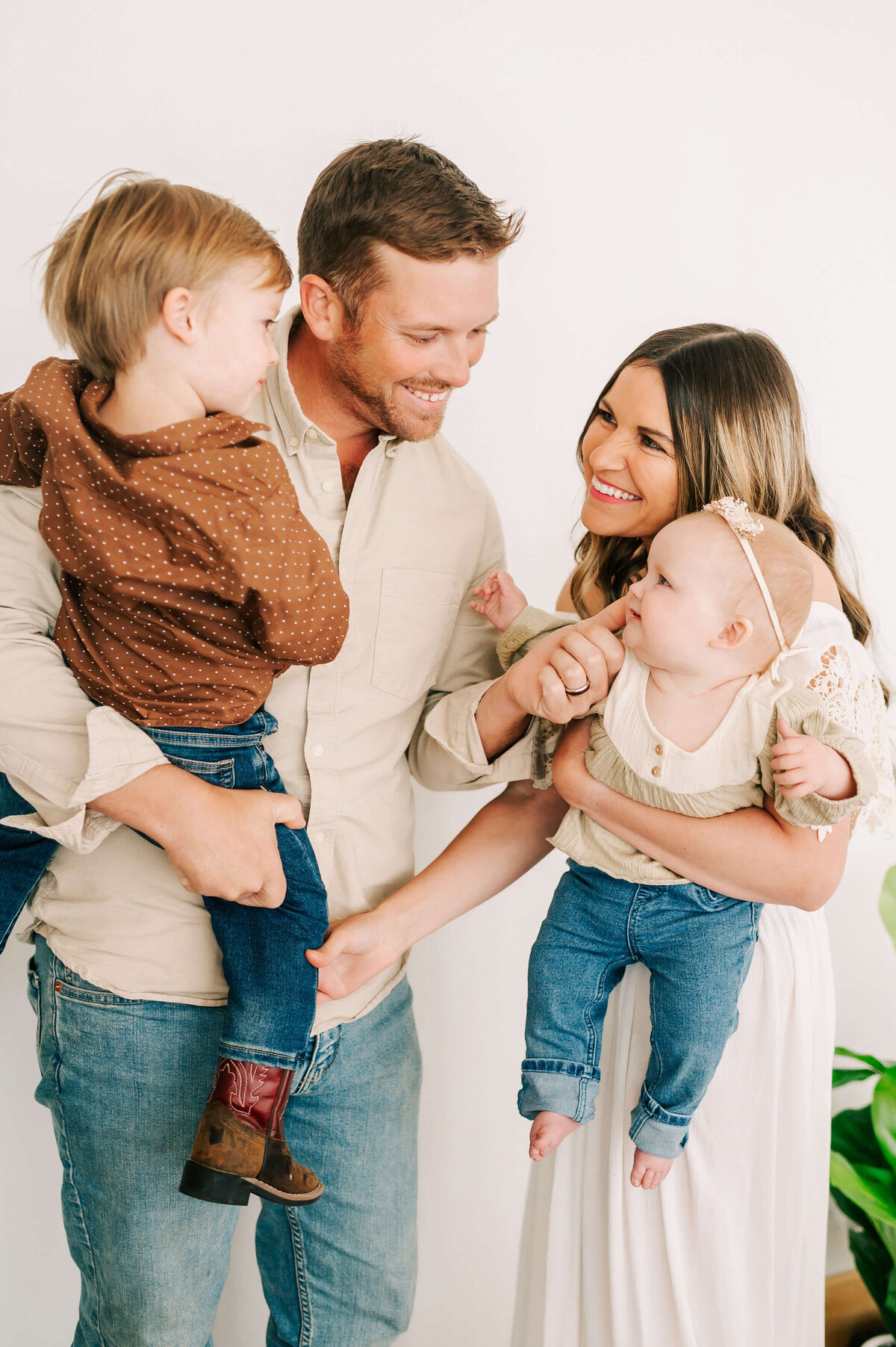 Springfield MO family photographer Jessica Kennedy of The XO Photography captures parents tickling kids