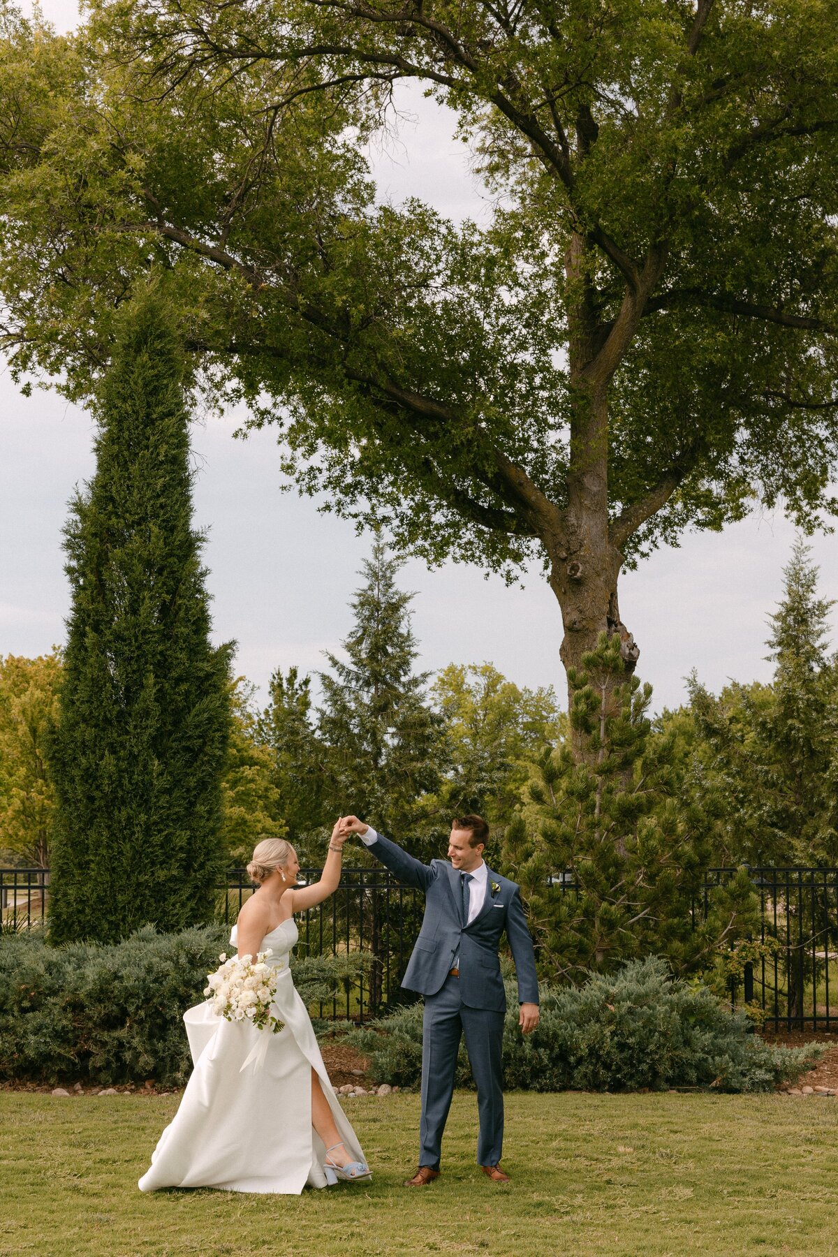 sloan-daniel-wichita-country-club-wedding-kayxbee-490