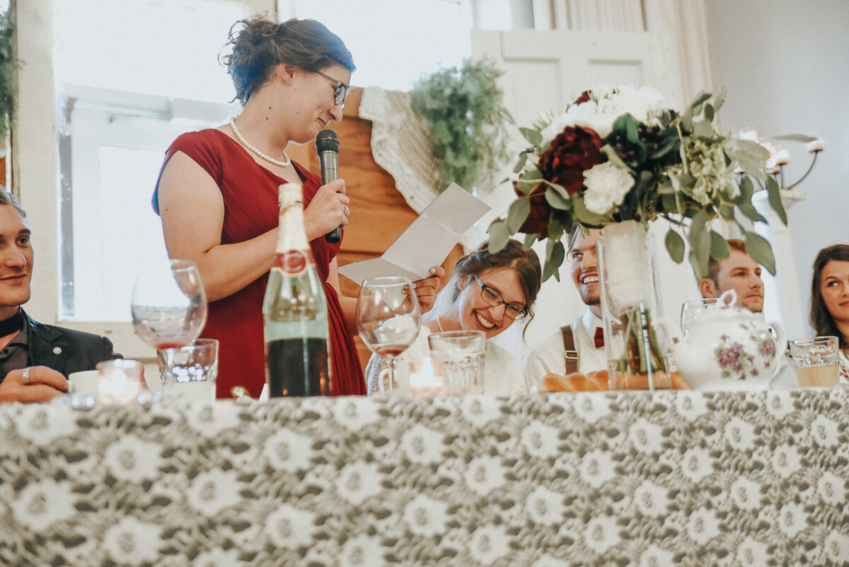 wedding speeches and cake | Iowa wedding photographer | Iowa Photographer | Playlife | Cedar Rapids | Iowa City | Kalona | Alaynna Ann Schwartz-54