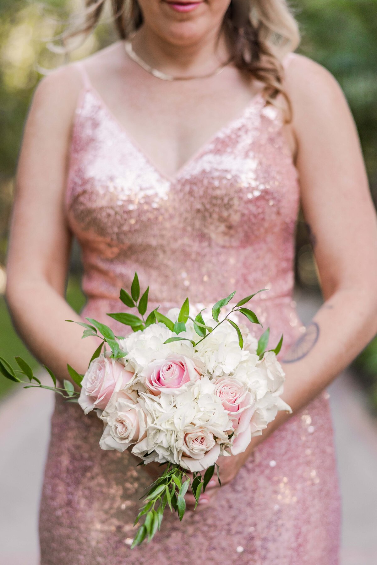 bridesmaid-with-bouquet-pink-bouquet