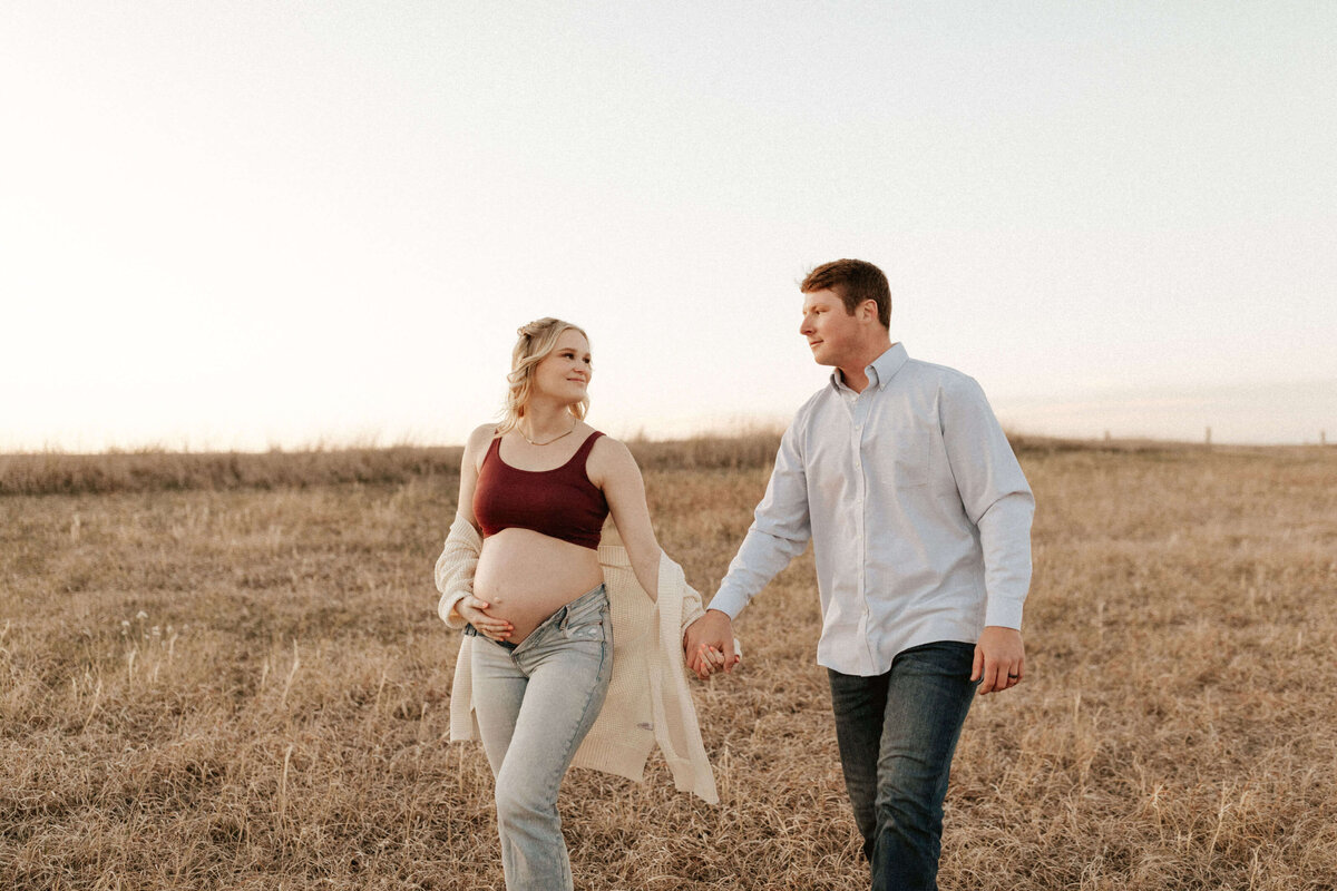 central-kansas-maternity-session-with-the-wandering-5