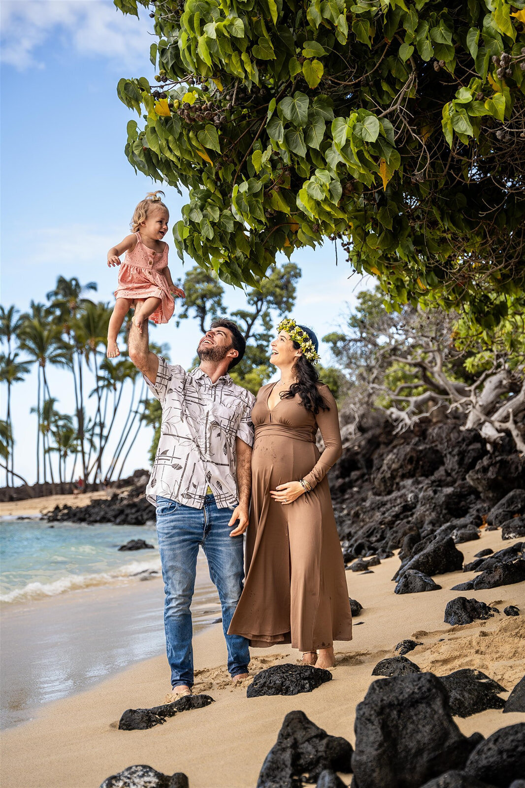 hawaiian family photoshoot maternity session on the beach in Kona, Hawaii