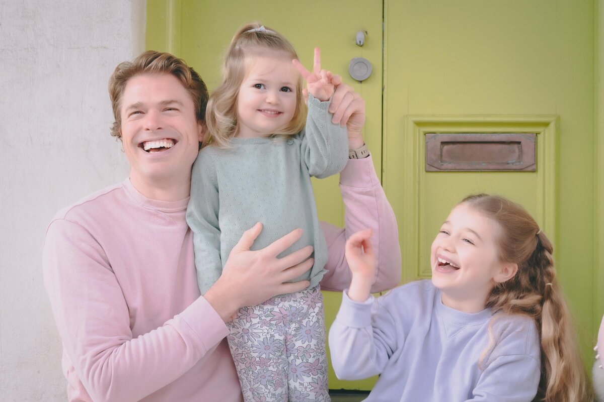 urban-family-portrait-redfern-doorway-siblings-smiling