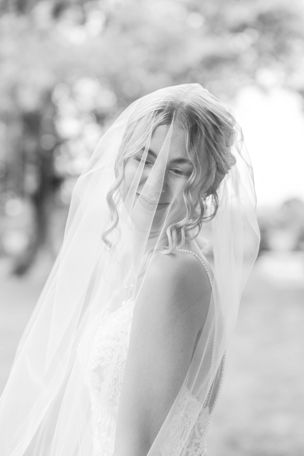 traverse-city-wedding-photographer-bw-veil-bride
