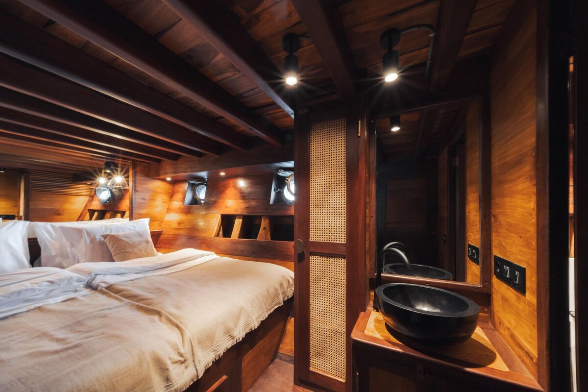 Luxury Yacht Bali - 20_Nataraja_Deluxe_Cabin_Pacific-High-min