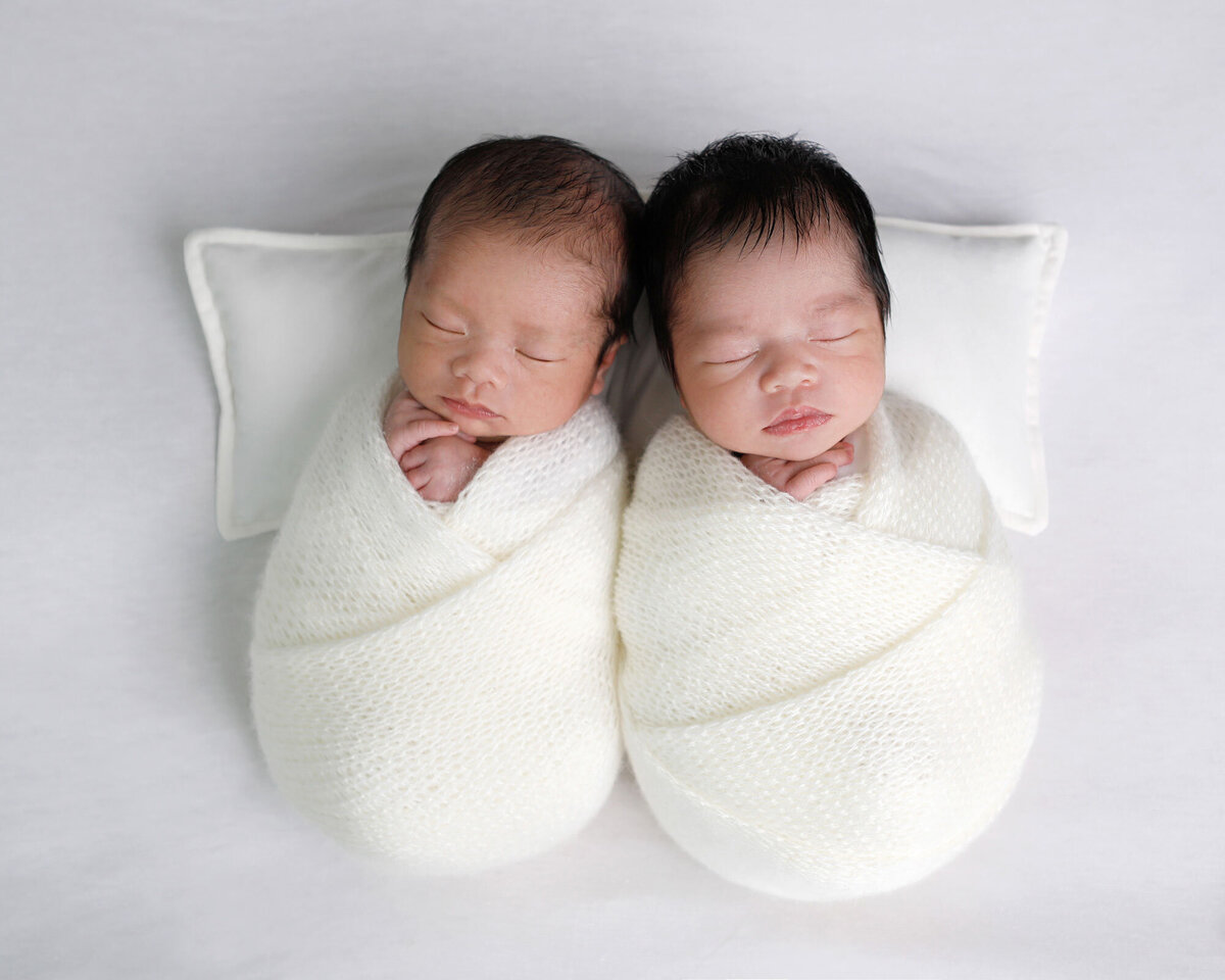 Newborn-photography-session-newborn-twins-wrapped-in-white-,-photo-taken-by-Janina-Botha-photographer-in-Burlington-Ontario