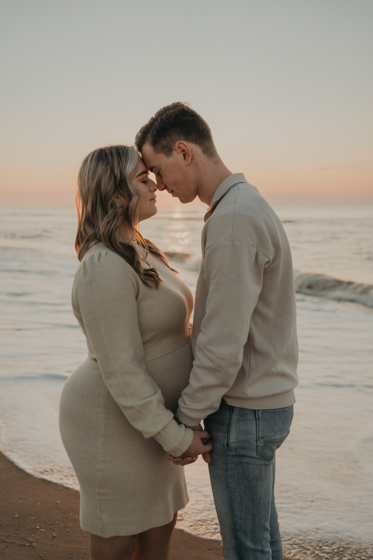 zwangerschapsshoot op het strand van katwijk