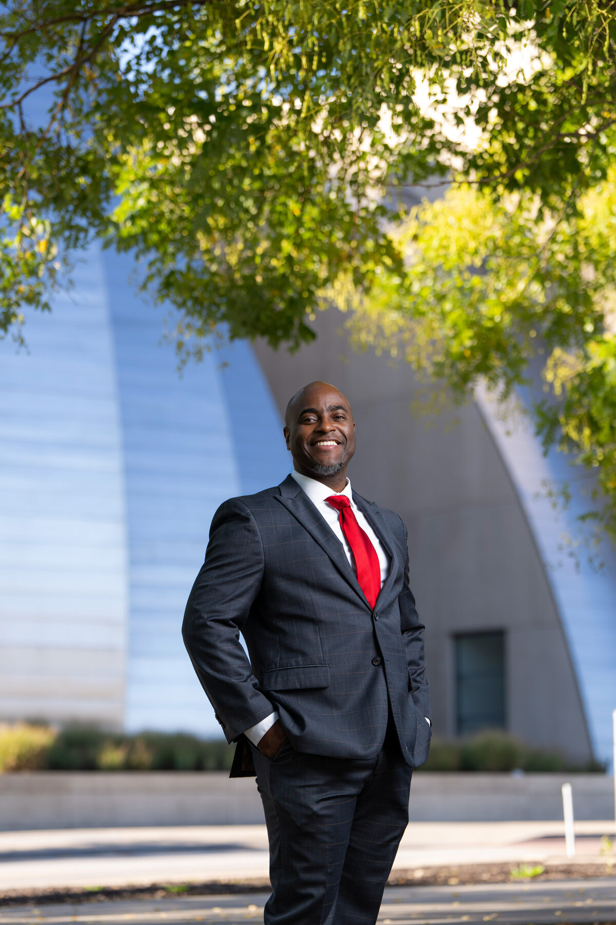 kansas-city-headshot_enviromental-portrait-photography-0110-man-in-blue-suit-red-tie-headshot-outdoors