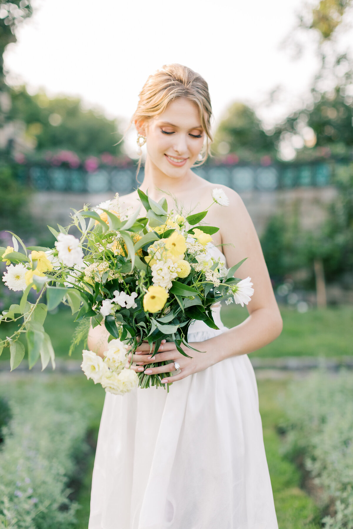 destination-wedding-portraits-yellow-flower-bouquet-waterford-ct