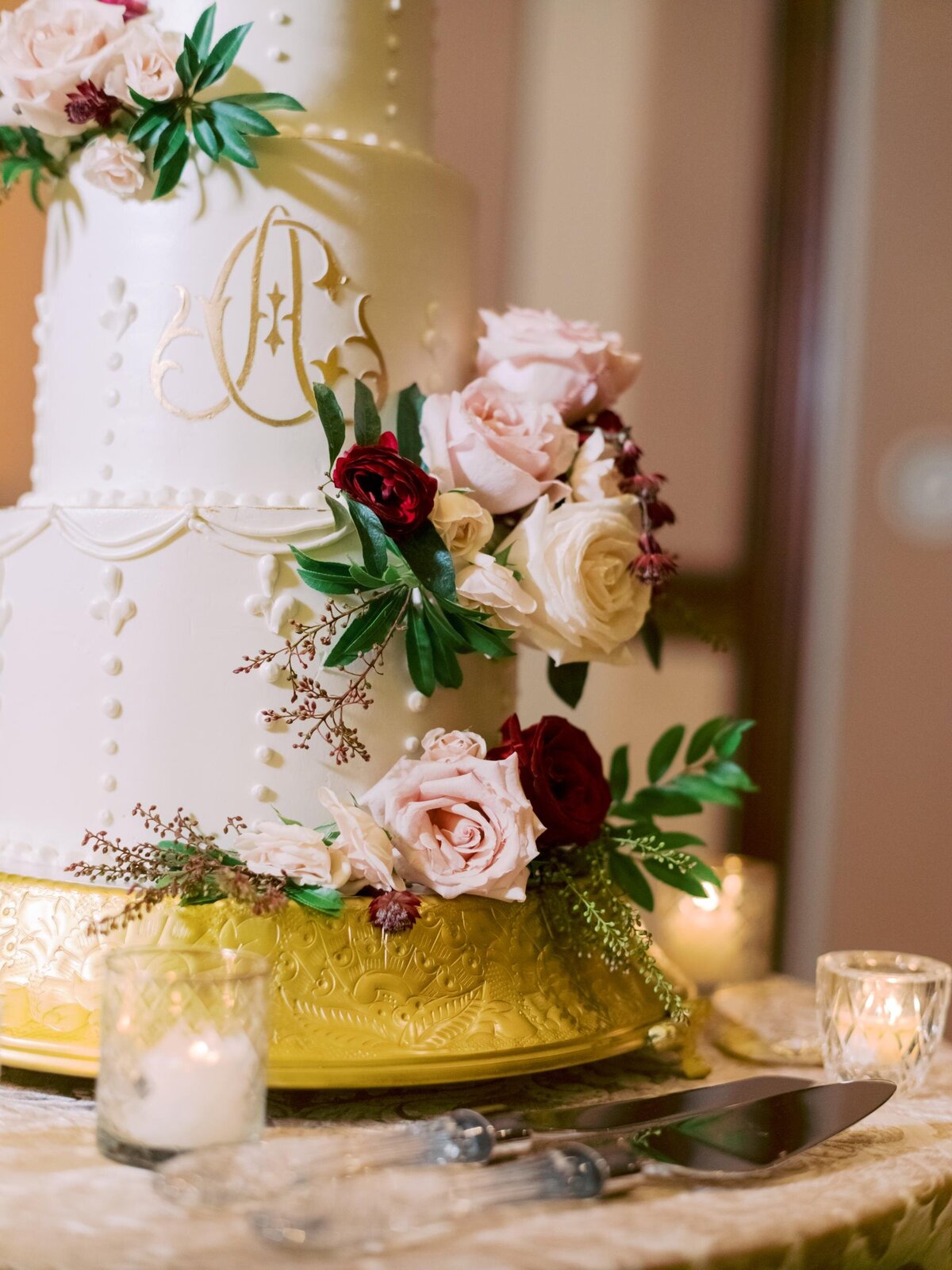 gold-monogram-wedding-cake-montelucia-arizona