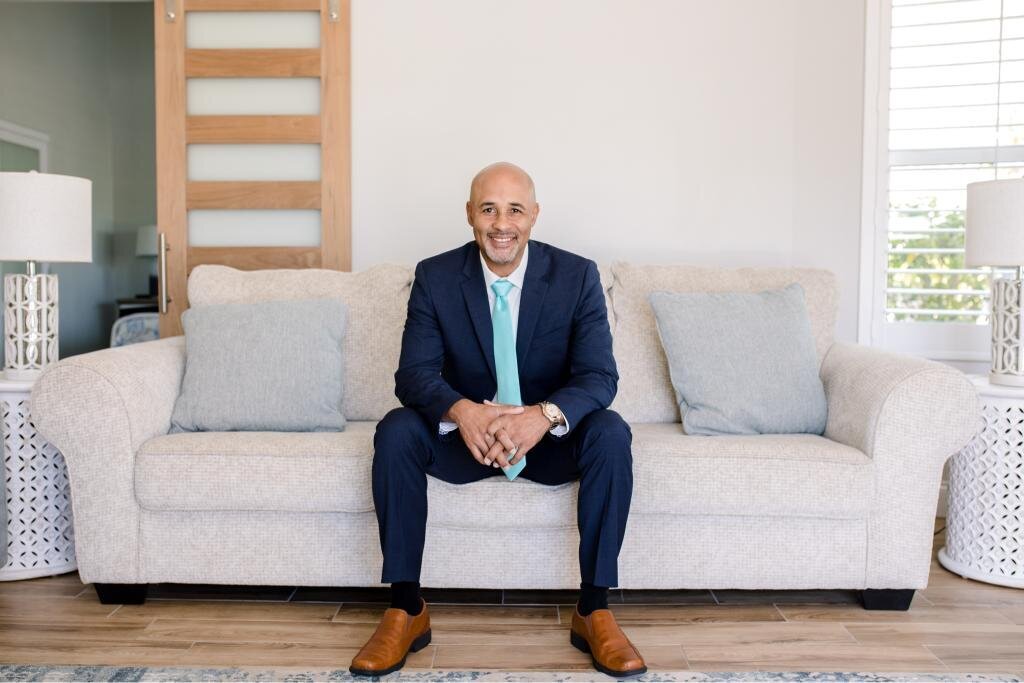 Discover Damian’s warm, smiling image on the sofa, ideal for personal branding photoshoots focused on style, home comfort, and positive interactions.