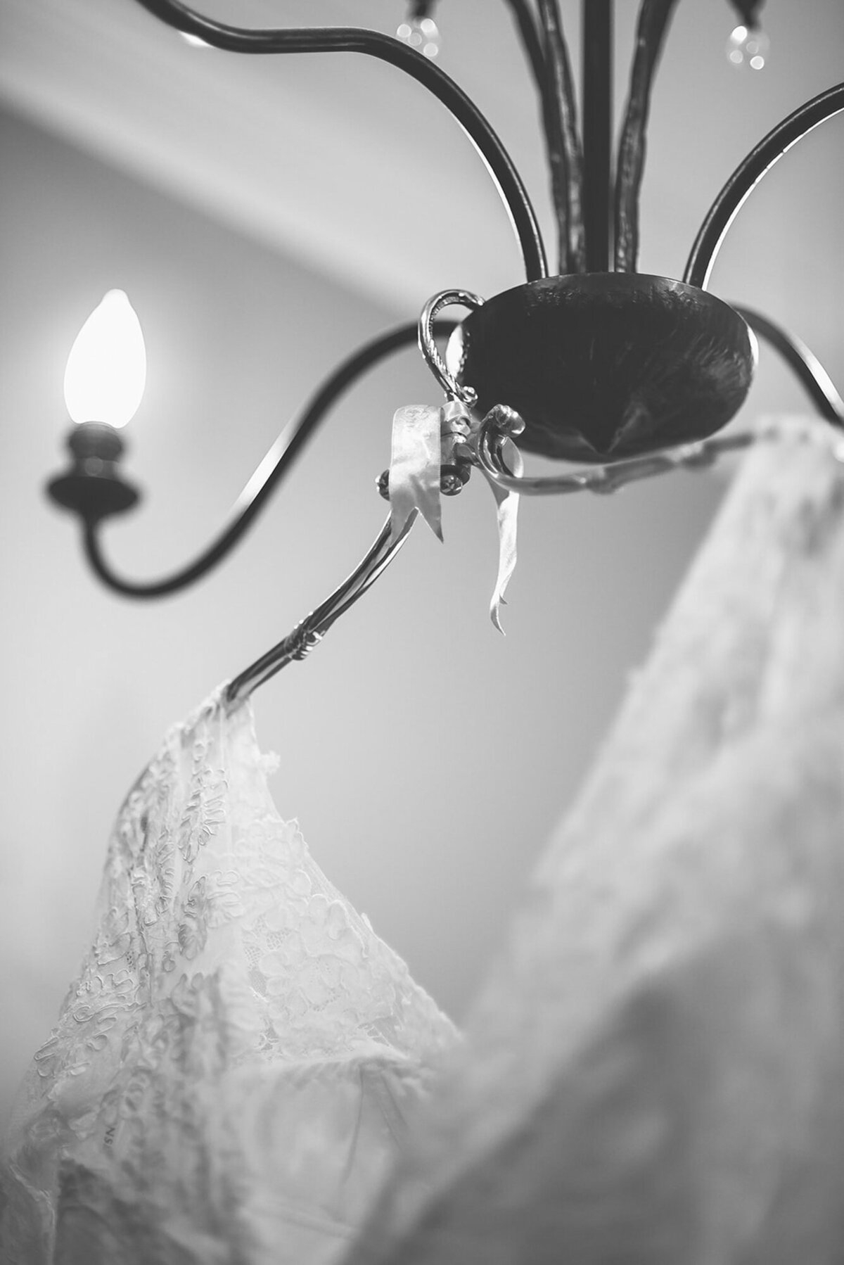 An elegant black tie garden wedding at Planterra Conservatory in West Bloomfield Michigan provided by top rated Metro Detroit wedding photographer Kari Dawson1