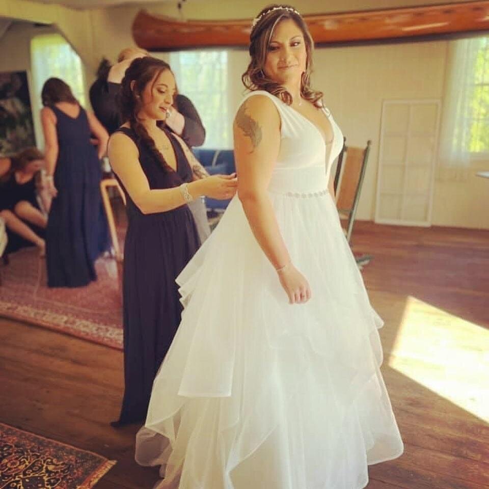 tori getting ready with bridesmaid