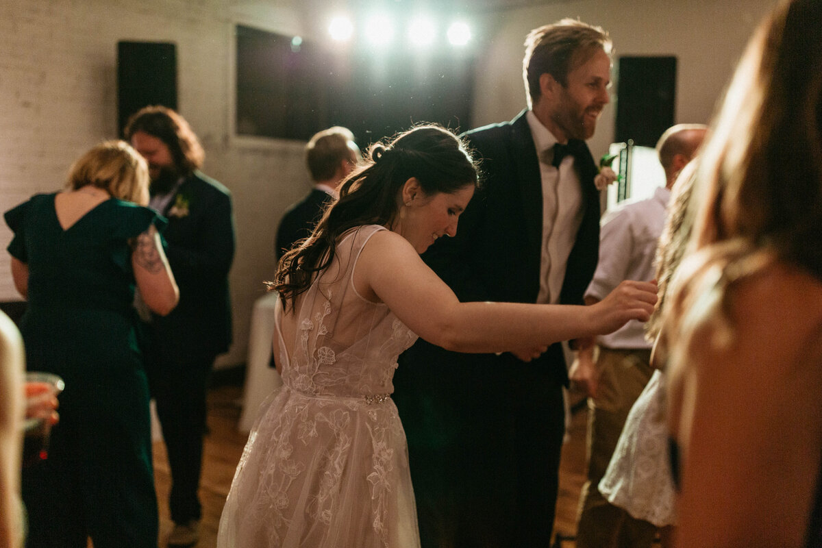 couple-dancing-at-wedding