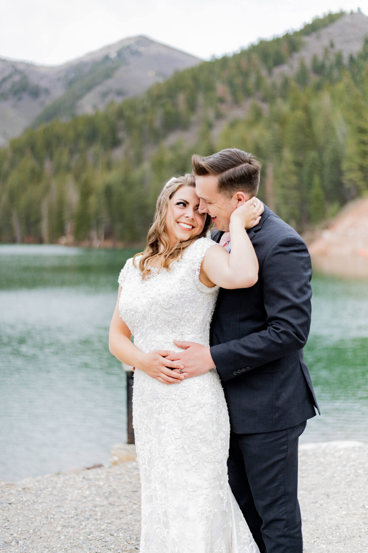 mountain-lake-bridal-pictures