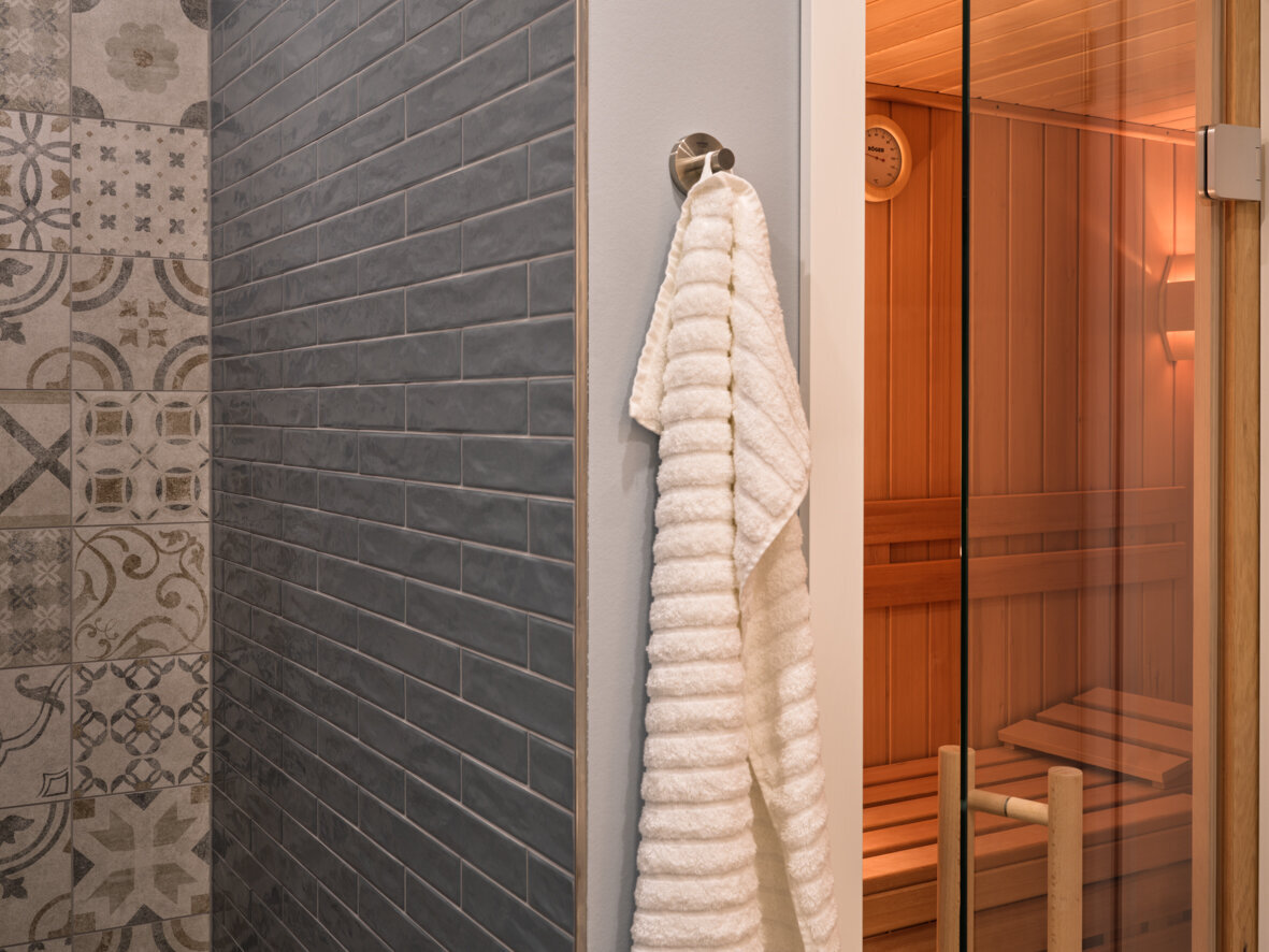 Blick auf die Dusche und auf die Sauna im Family Living Apartment.