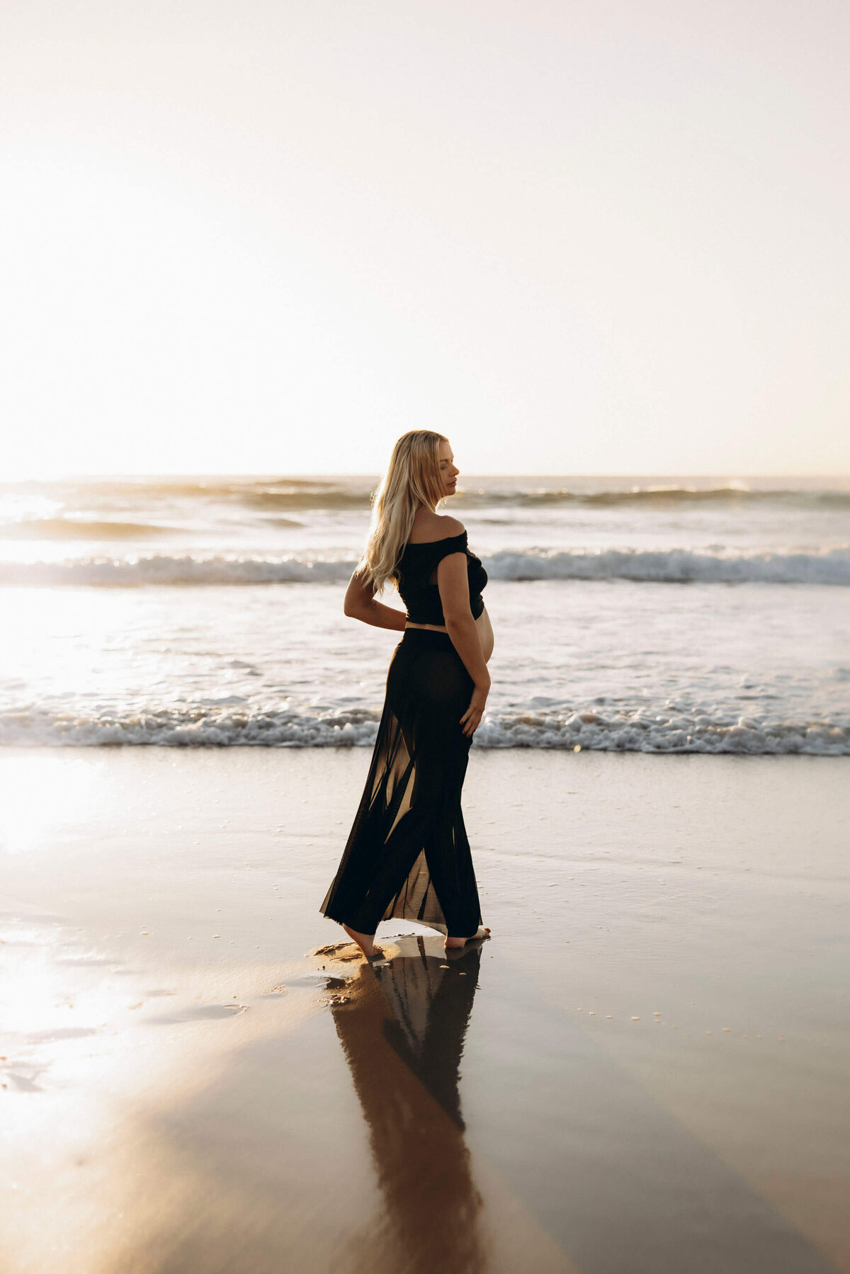 pregnant woman standing on the ebach