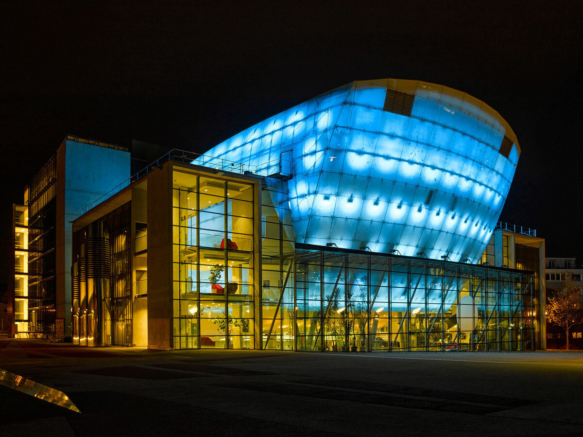 Architekturfotografie eines modern beleuchteten Gebäudes bei Nacht – Inszenierung von Form, Licht und Transparenz für Architektur- und Lichtdesignprojekte in Österreich