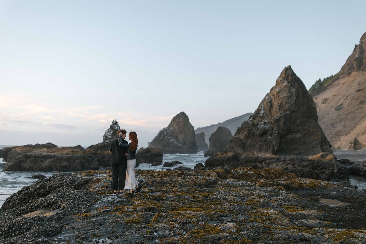 couples-portraits-oregon-coast-roads-end-state-park-75