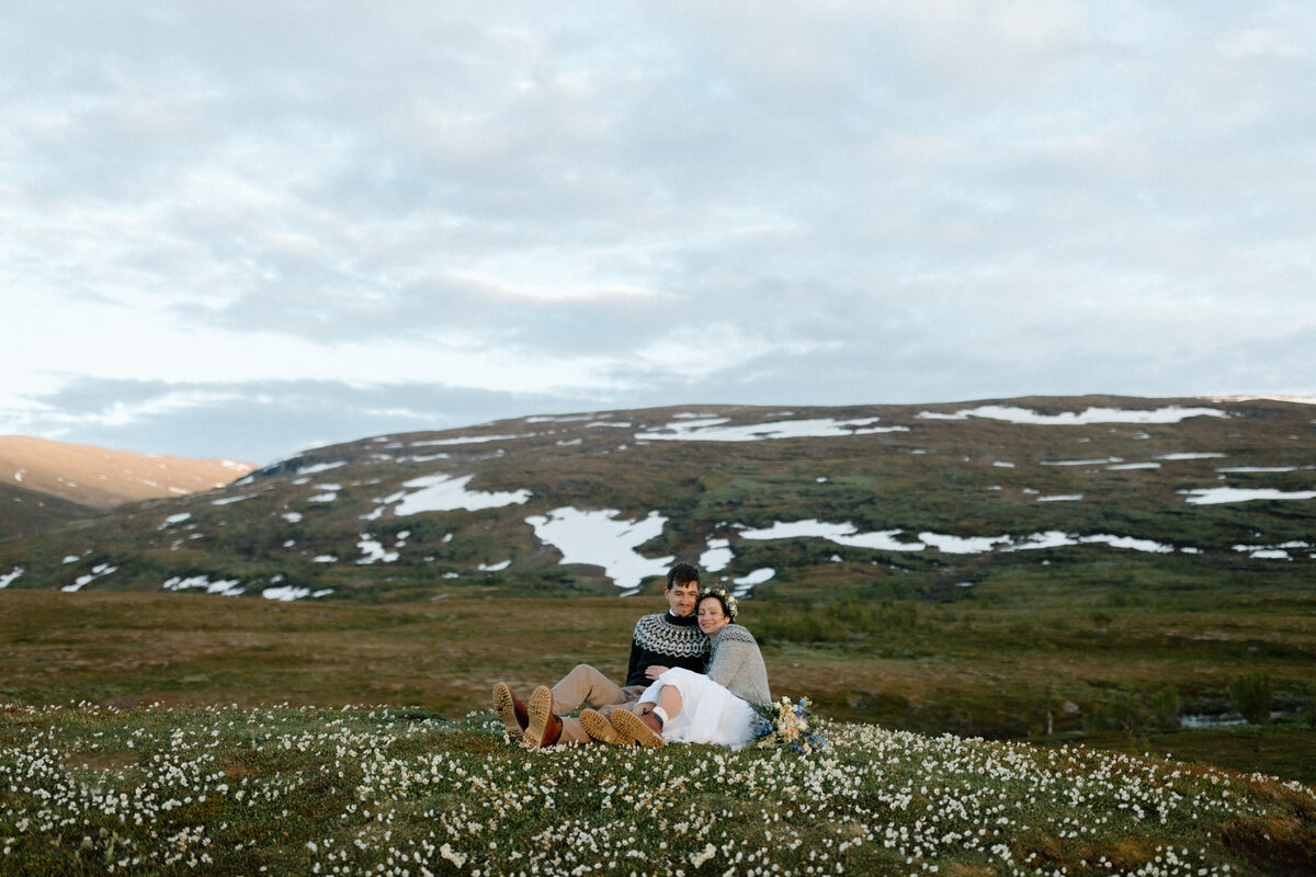 summer-wedding-lapland-lappland-elopement-midnight-sun011