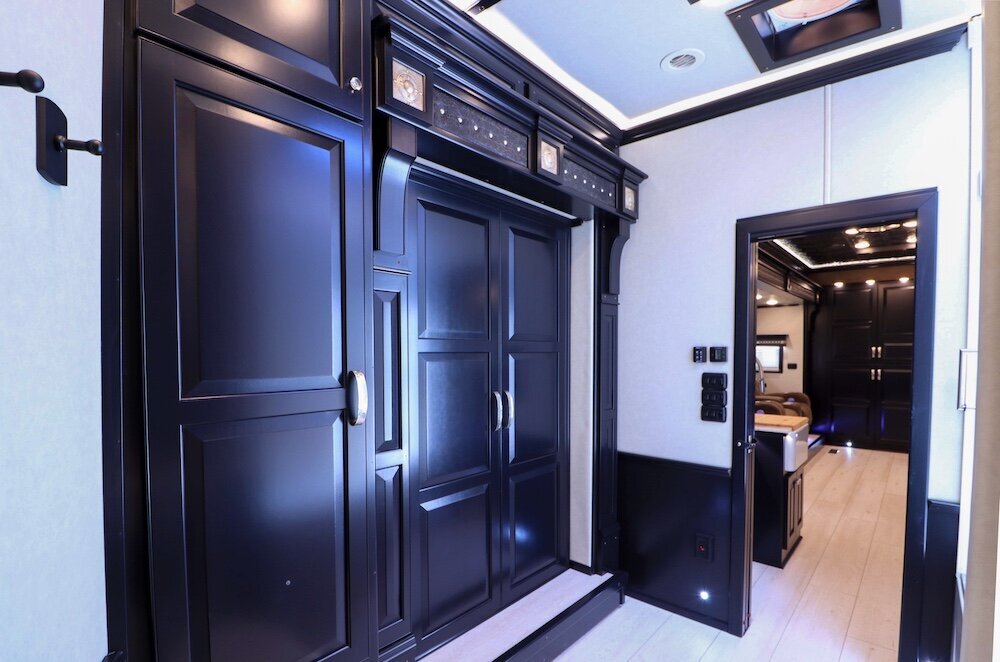 luxury-living-quarter-horse-trailers-trail-boss-conversions-bathrooms-4