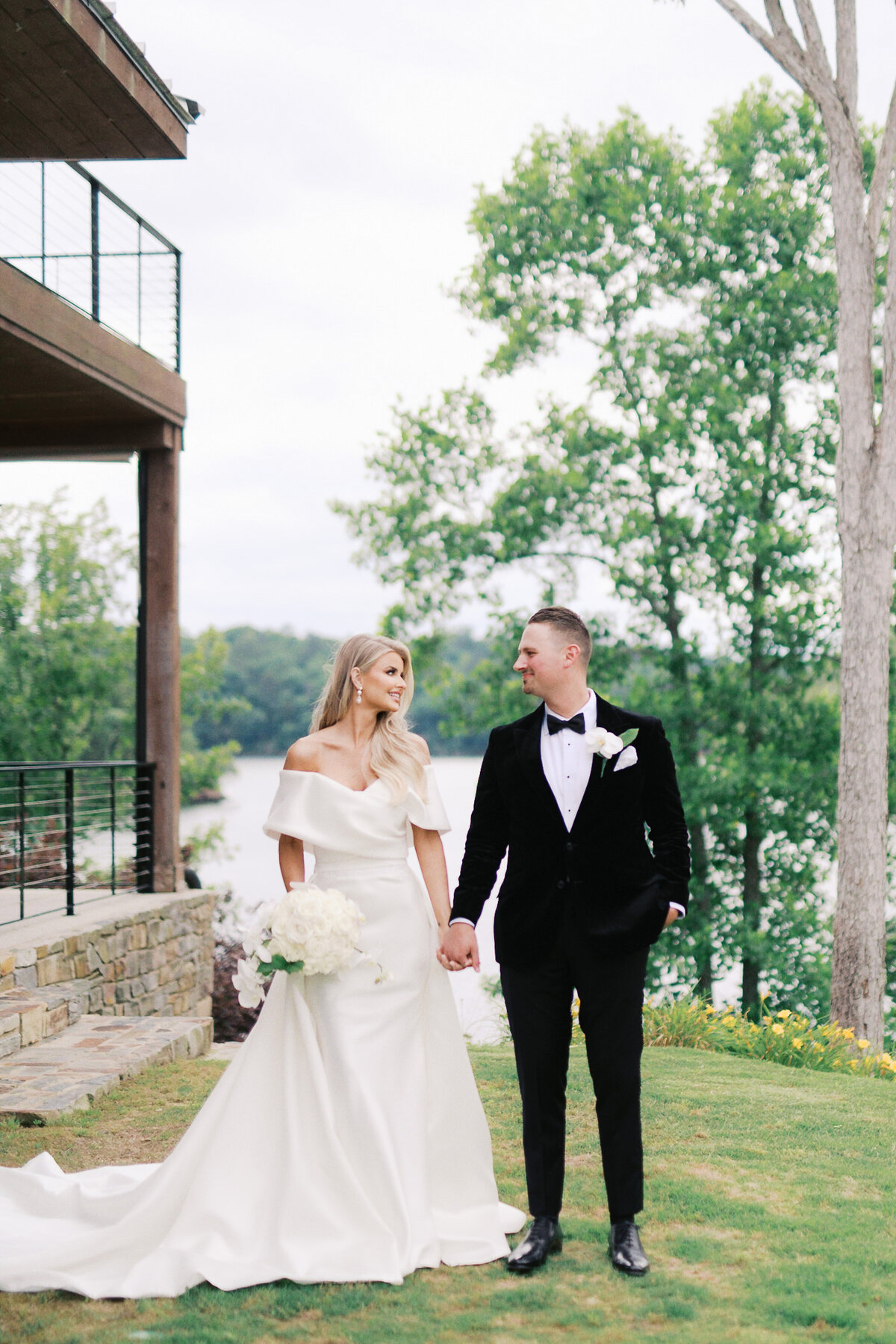 Barn at Smith Lake Wedding Photographer-31