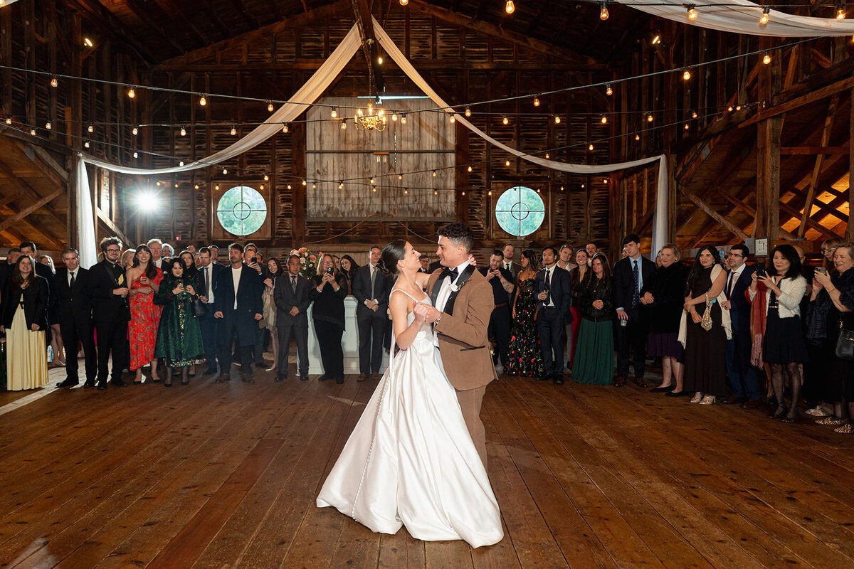 16-first-dance-barn-wedding-hudson-valley-new-york