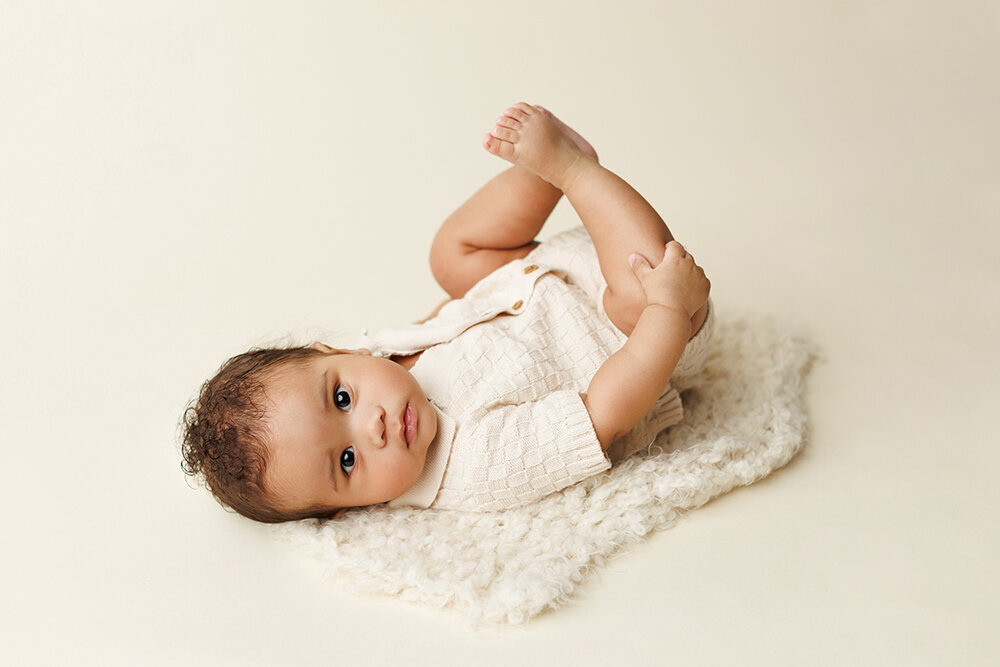 babyholdsfeetuponback