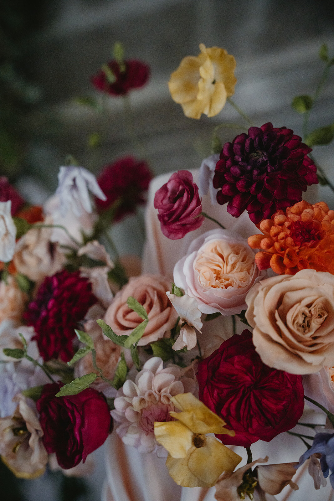 Wedding_Château _France_florist_trend _2025_maximalist_flowers_Capucineatelierfloral574