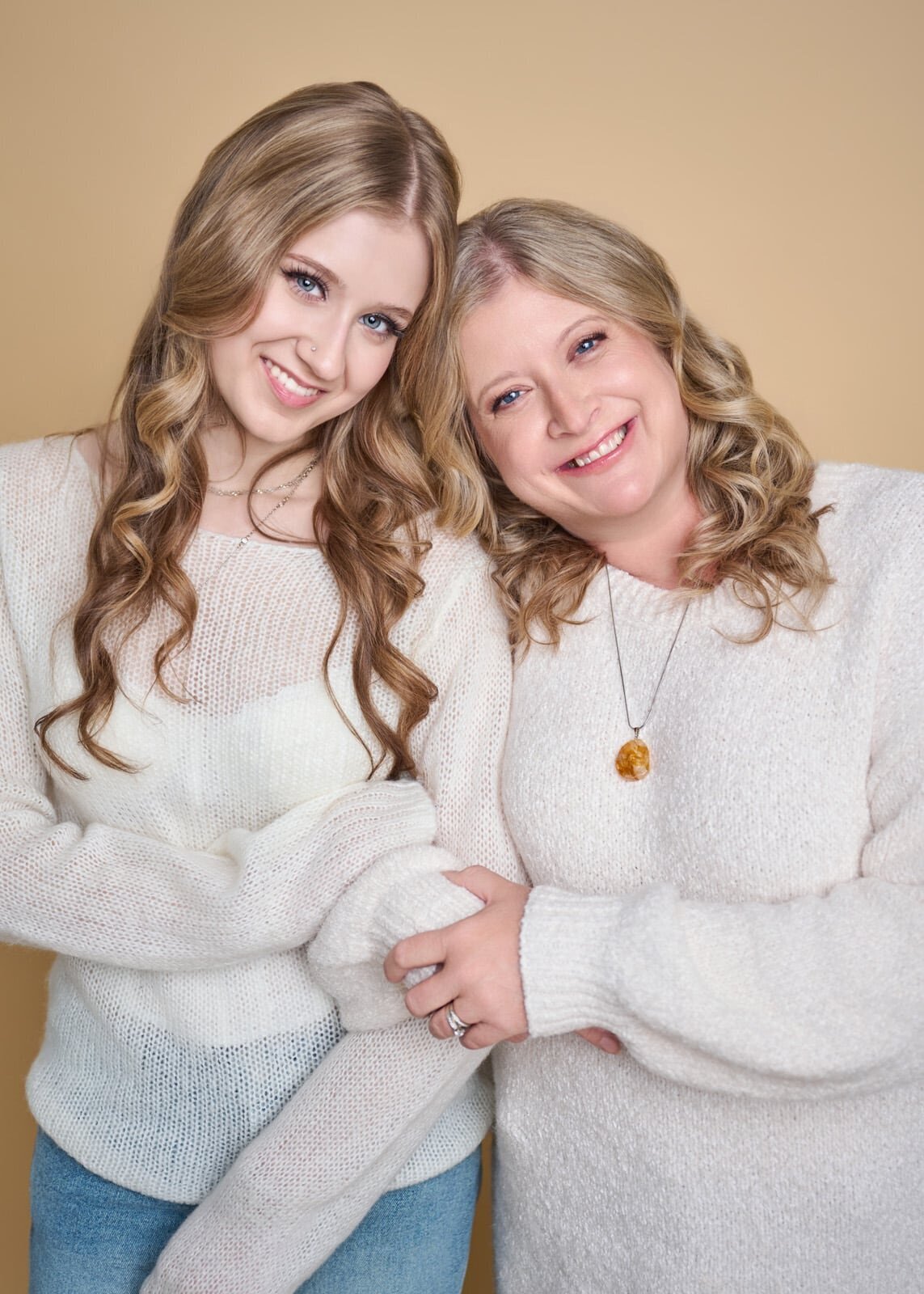 Senior Picture Photographer Captures Mother and Daughter's Cherished Moment Together-12