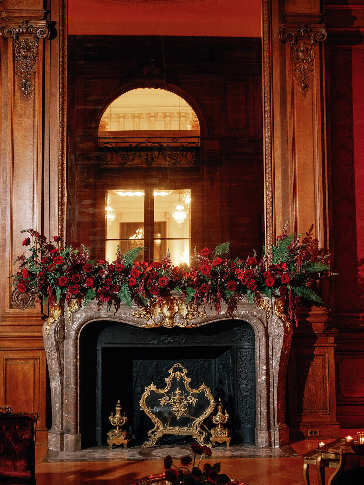 jane-steven-springvale-floral-perry-belmont-house-dramatic-rose-installation