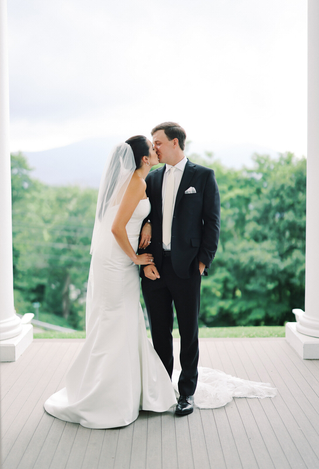 Bright and stylish wedding photography at the classic Westglow Spa in the Blue Ridge Mountains.
