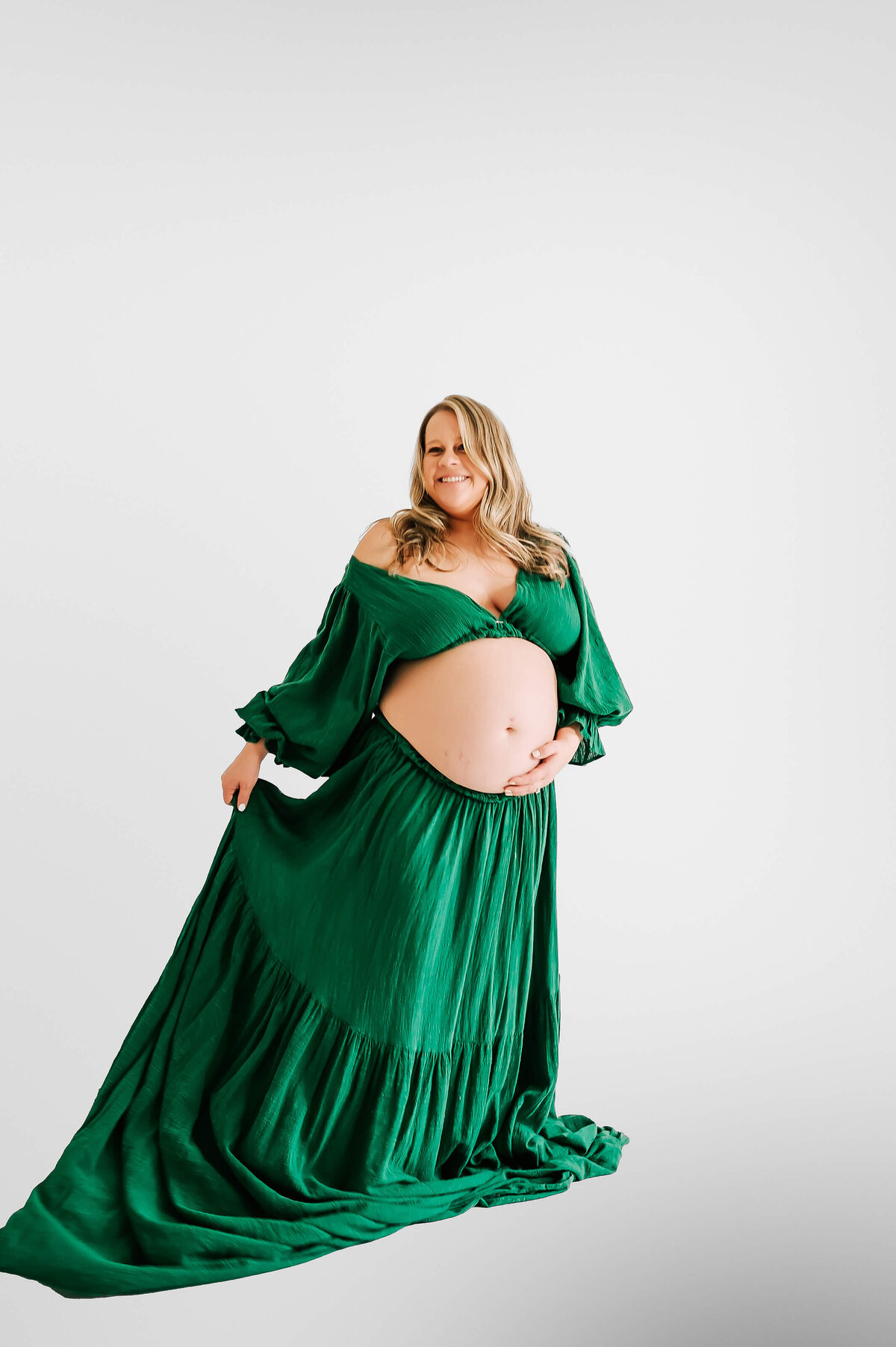 Branson maternity photographer Jessica Kennedy of The XO Photography pregnant mom dancing laughing