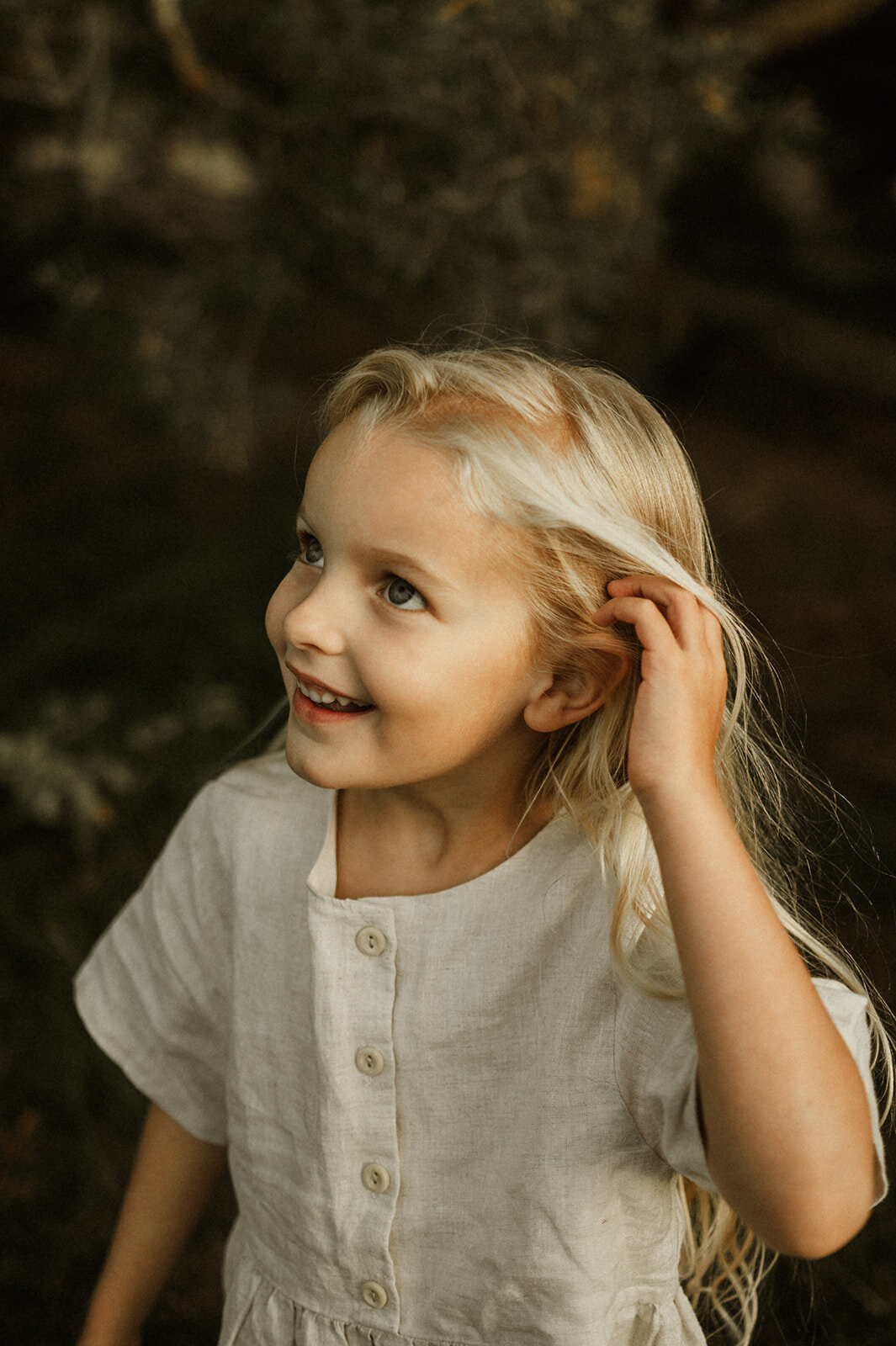 Gezinsfotografie in Nijlen tijdens golden hour – pure, spontane momenten vastgelegd in de heide.