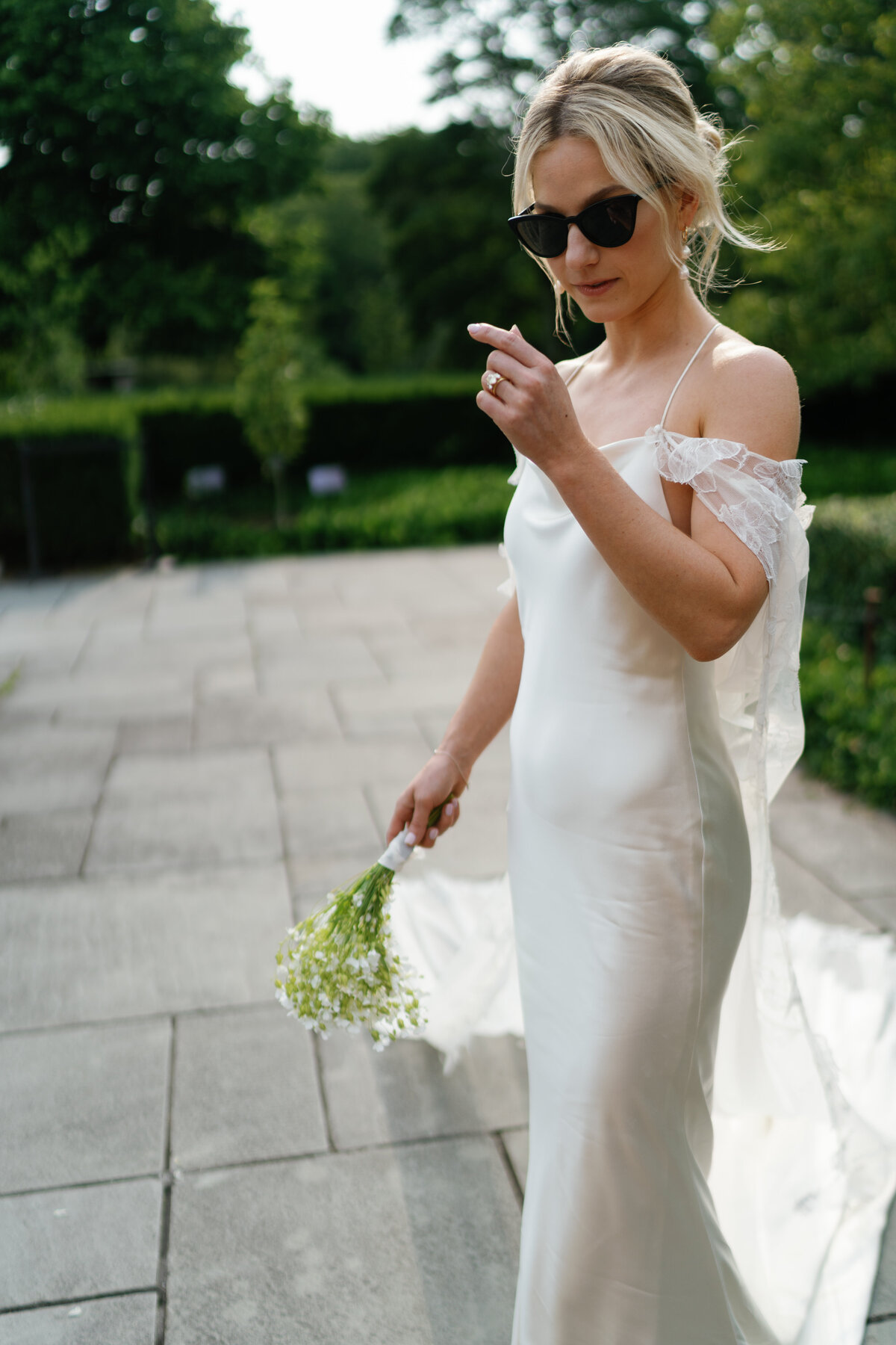 minimalist-timless-wedding-gown-brooklyn-garden-wedding-sarah-brehant-events