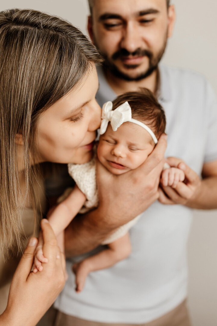 las-vegas-newborn-parents-kiss