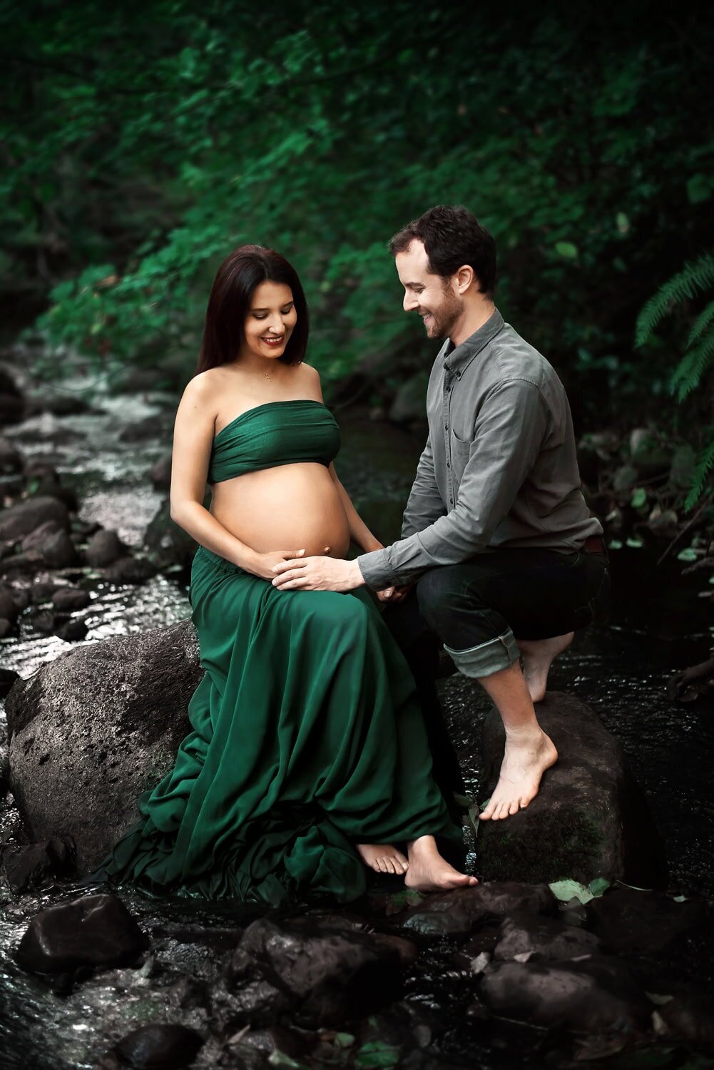outdoor-maternity-photography_vancouver-fraser-valley_ravine-forest-water-expecting-couple