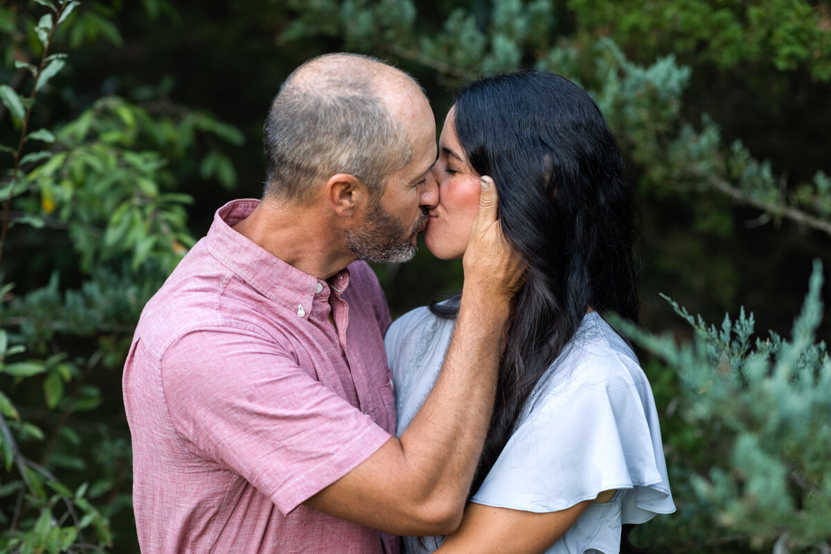 Kansas_City_Family_Photography_couple_kissing_in_woods-12