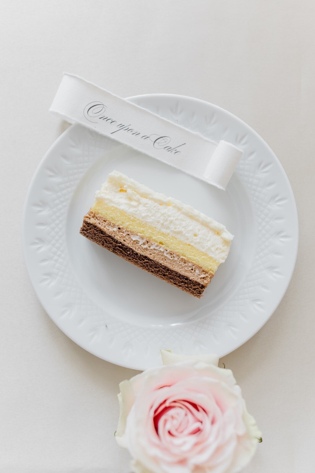 Detail of a wedding cake with vanilla and fruit filling designed by ECLAT Destination wedding 