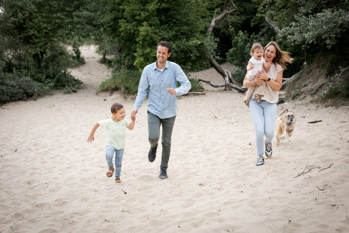 gezin plezier in zand fotografie delft