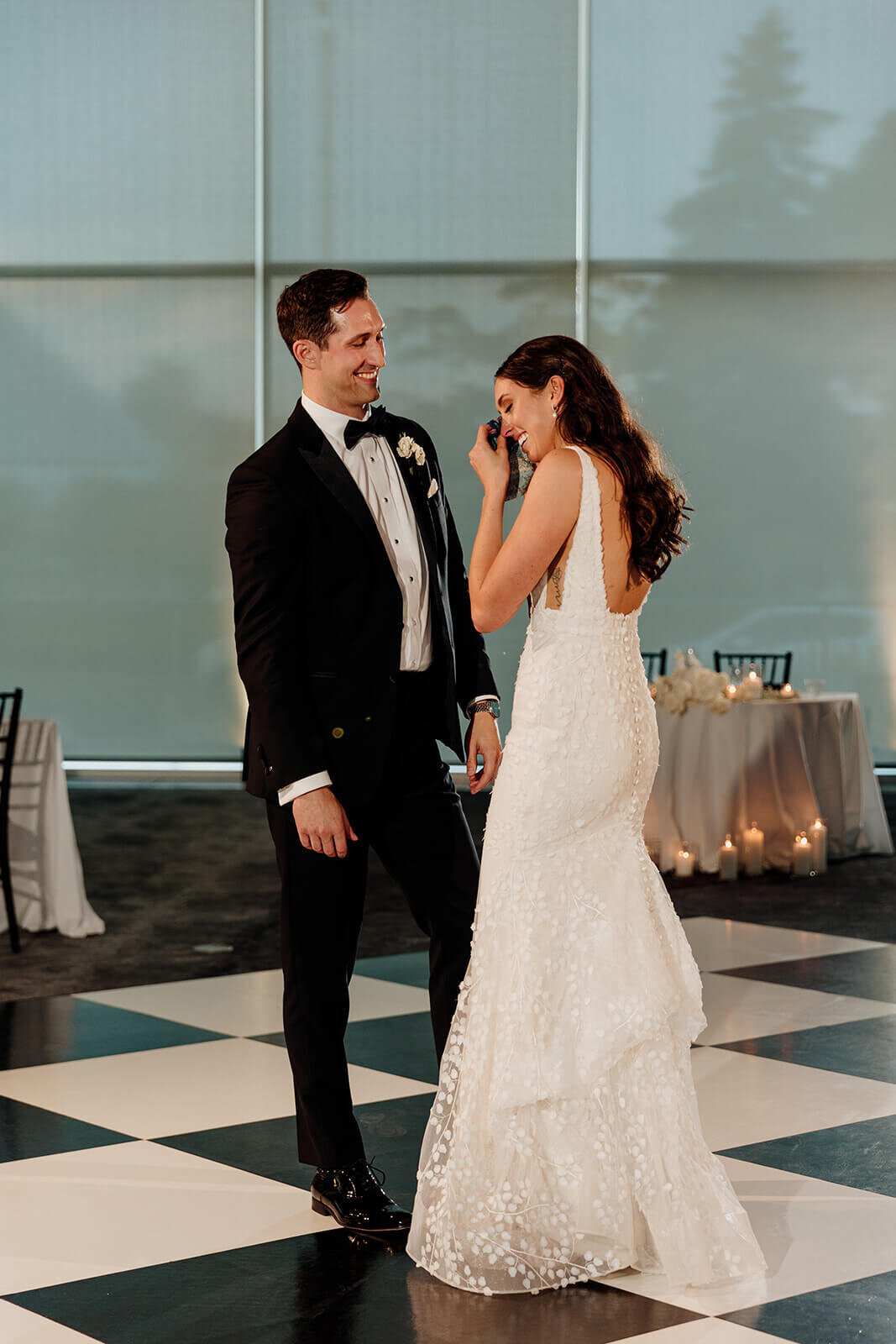discovery-world-modern-downtown-wedding-milwaukee-082