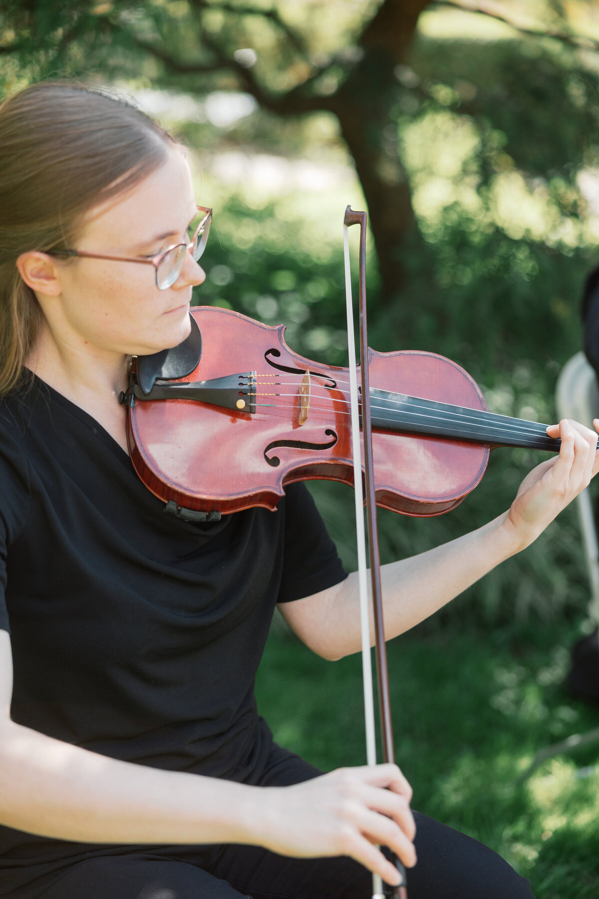Violinist performs at Dayton outdoor wedding, detail shot by Philadelphia wedding photographer.