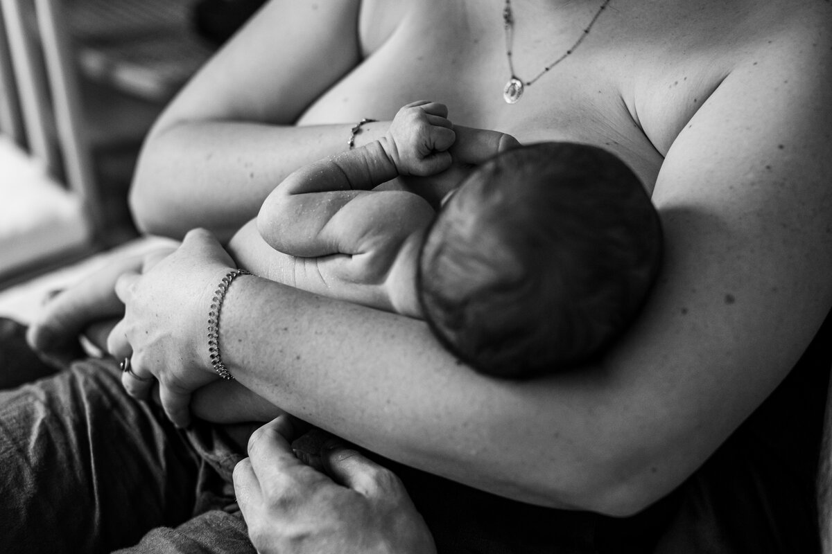 seance photo allaitement - photographe maternage thonon les bains - vanessa amiot