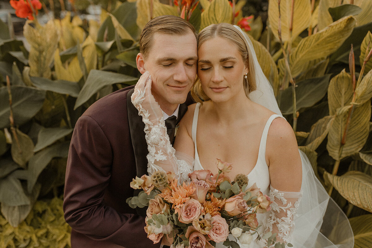 f-niagara-on-the-lake-124-on-queen-cool--romantic-wedding-couples-session-31