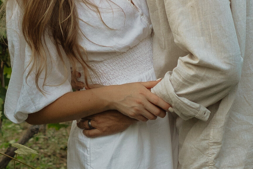 Romantic couples picnic surrounded by tropical greenery at a Florida winery

