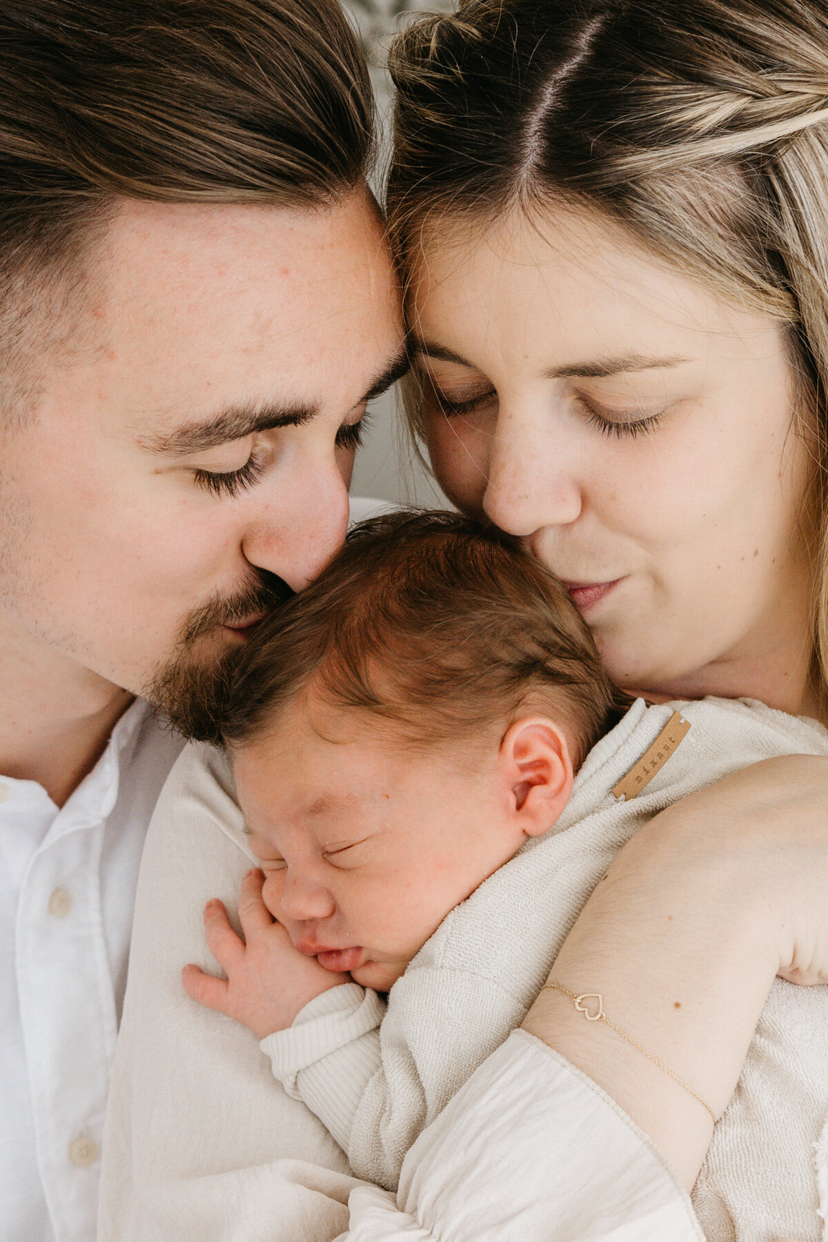 Newbornshoot in daglicht studio Tienen